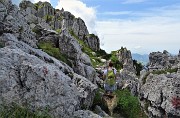 42 Il sentiero continua in saliscendi tra le rocce calcaree d'Alben